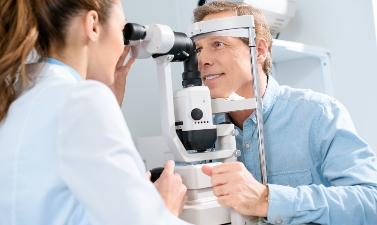 Женщина-офтальмолог, проверяющий глаза
